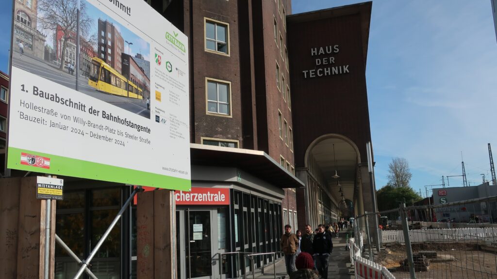 Bauschild für die Bahnhofstangente - an der Hollestraße, gegenüber vom Essener Hbf, fotografiert im Okt. 2024