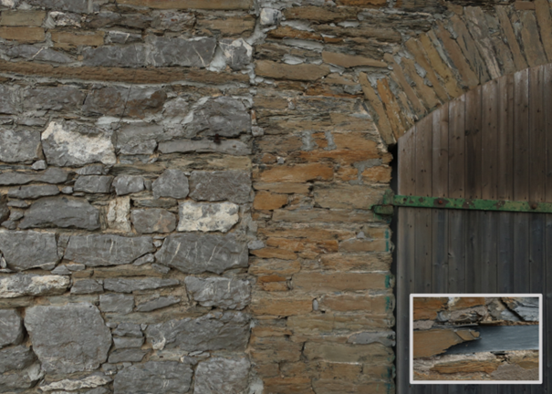 Bruchstein-Scheune im südlichen Steinkaul oberhalb des Hangs zum Düsseltal: Der ältere Teil links besteht überwiegend aus Kalkstein, die Erweiterung rechts weist durchgehend Flinzschiefer-Mauerwerk auf. Der Einschub vor dem Tor zeigt ein Detail vom Turm der Kirche St. Johannes der Täufer in Erkrath (Nordseite), nämlich Flinzschiefer-Mauerwerk mit frischem Ausbruch.