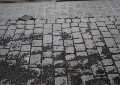 Das Foto zeigt die neu gepflasterte Augusta-Brücke in Dresden, fotografiert im Okt. 2021