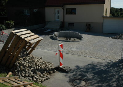 Das Foto zeigt die Zuspitzung des Schottergartens: einen gepflasterten Steinplatz - fotografiert im Oktober 2022