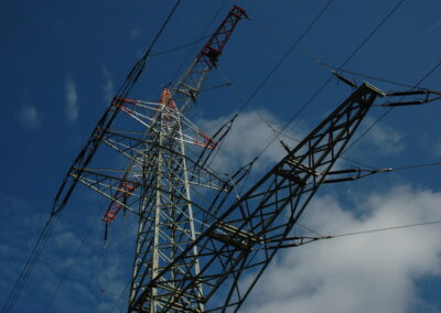 Das Bild zeigt einen Hochspannungsmast am Haltepunkt Erkrath Nord - im September 2012