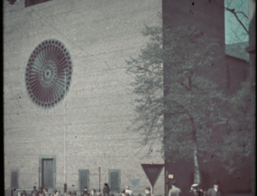 Das Foto zeigt die neu erbaute Engelbert-Kirche des Architekten Aegidius Böhm, davor eine HJ-Abteilung