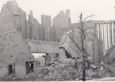 Das Foto zeigt die im 2. Weltkrieg völlig zerstörte Engelbertkirche