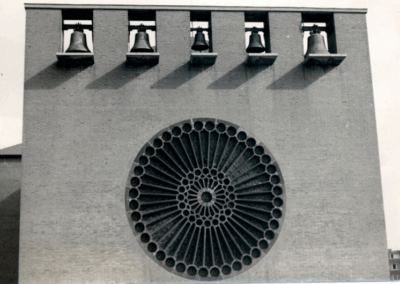 Wiederaufbau der Engelbertkirche in verkleinerter Form und ohne die massiven Türme.