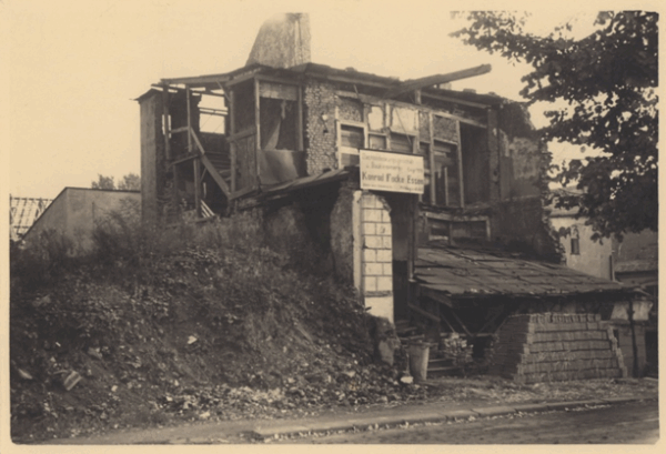 Das Foto zeigt das Haus Hildegardstr. 3 nach dem Krieg bei begonnenem Wiederaufbau; in dieser Straße wohnte Heinrich Buhr bis zur Ausbombung