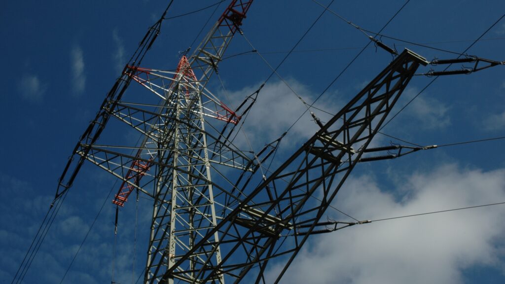 Das Foto zeigt einen komplex gebauten Hochspannungsmast am Erkrather Bahnhof, vin unten gegen den Himmel fotografiert. Im Sept. 2012