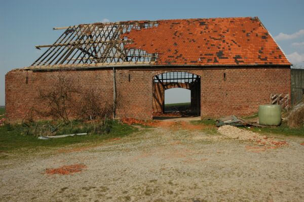 Das Foto zeigt die Scheune des Hofs Obermetzkes mit durch den Sturm abgedecktem Dach