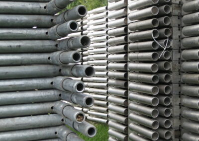 Das Foto zeigt gestapelte Gerüstelemente beim Abbau des Open Air-Kinos im Rheinpark in Düsseldorf 2017