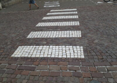 Das Foto zeigt Zebrastreifen aus Laaser Marmor in Glurns am Tauferer Tor, fotografiert im Sept. 2018