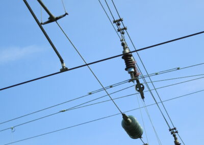 Das Bild zeigt Fahrdrähte der Bahn am Bahnhof Hildenim April 2013