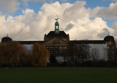 Das Foto zeigt das eingerüstete Düsseldorfer Alte Bezirksregierung im Dezember 2018