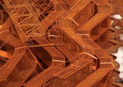 Mengen an gebündelten Eisenträgern für ein Wohnungsbauprojekt in Essen, Walpurgisstraße, auf dem Gelände von ehemals Holz Conrad