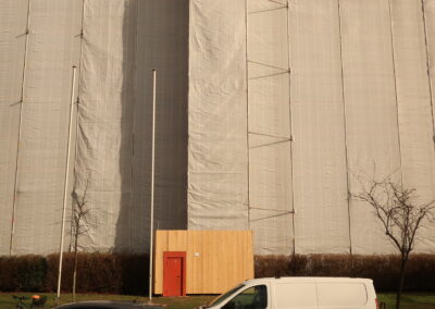Das Foto zeigt die eingerüstete Alte Bezirksregierung Düsseldorf im Februar 2019