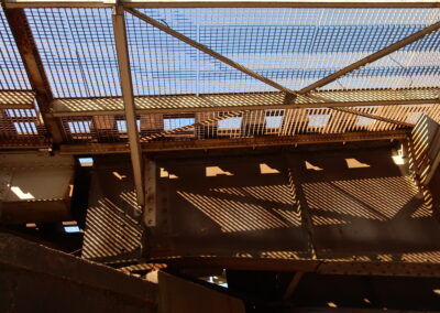 Das Foto zeigt einen Ausschnitt der Bahnbrücke im Triebisch-Tal vor Garsebach - von unten durch ein Gitter fotografiert