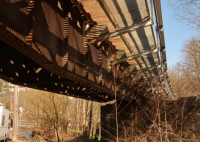 Das Foto zeigt eine Bahnbrücke vor Garsebach im Triebischtal - von unten fotografiert