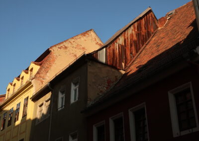 Von der Abendsonne beschienene Häuser an der Burgstr. in Meißen