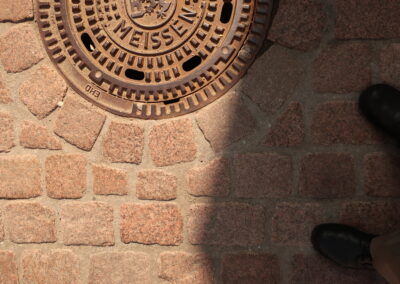 Das Foto zeigt Pflaster auf dem Theaterplatz in Meißen - fotografiert im März 2019