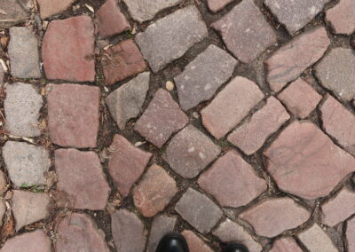 Das Foto zeigt Pflaster gegenüber der Evangelischen Akademie am Burgberg in Meißen, fotografiert im Augst 2013