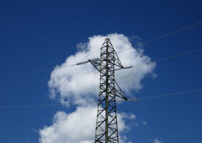 Das Foto zeigt einen Hochspannungsmast am Jaufensteg im Südtiroler Ratschingstal im August 2013