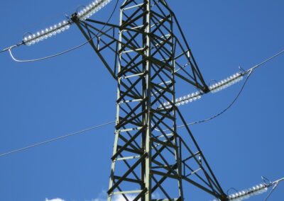 Das Foto zeigt einen kleinen Strommast mit Freileitung am Jaufensteg im Ratschingstal Im August 2013