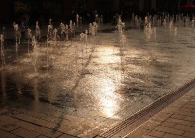 Das Foto zeigt kleine Wasserspiele aus dem Pflaster der Königstr. in Duisburg nahe der Merkatorhalle