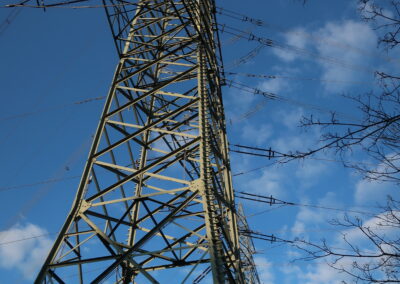 Das Foto zeigt einen Strommast auf dem Hansberg bei Hattingen im April 2025