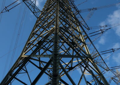 Das Foto zeigt einen Strommast auf dem Hansberg bei Hattingen im April 2025