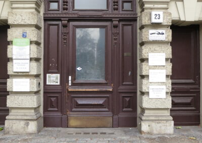 Das Foto zeigt Gehwegpflaster an der Kurfürstenstraße in Berlin, fotografiert im November 2013