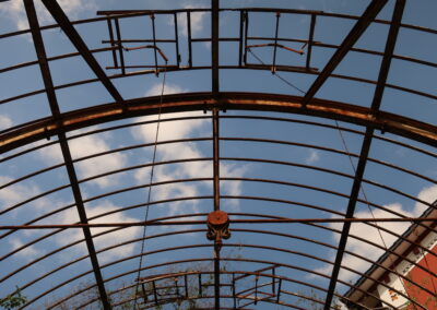 Das Foto zeigt das Eisengerüst der allmählich zerfallenden Orangerie eines Landhauses in der Nähe des S-Bahnhofs Langenberg