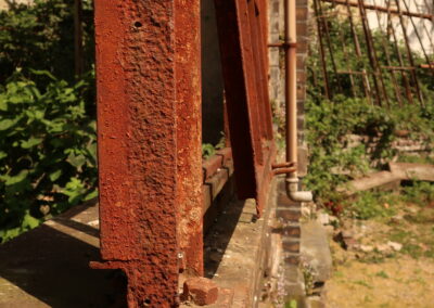 Das Foto zeigt die allmählich verfallende Orangerie eines Landhauses in der Nähe des S-Bahnhofs Langenberg