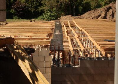 Das Foto zeigt den Deckenbau für das gemeinsame Kellergeschoss von Reihenhäusern in Nierenhof