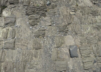 Das Foto zeigt altes, nicht stabiles Pflaster am Bahnhof Schee. Fotografiert im August 2014