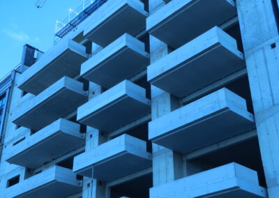 Das Foto zeigt Wohn-Balkone an der Rheinfront der Alltours-Zentrale in Düsseldorf- noch im Bau