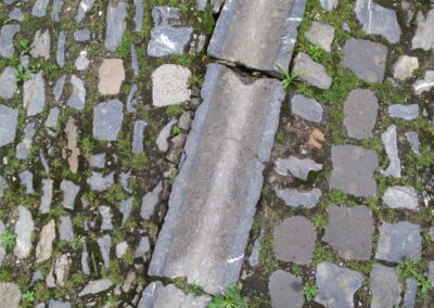 Das Foto zeigt Rinne und Pflaster aus Kalkstein - aus einem Hinterhof der Oberstraße in Mettmann, fotografiert im April 2017