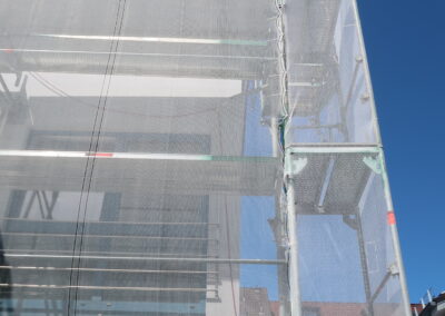 Das Foto zeigt ein transparent verhülltes Baugerüst in Schopfheim - im April 2024