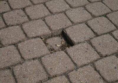 Das Fot zeigt ein neues, ebenmäßiges Pflaster in Kierspe - nur ein Pflasterstein ist abgesackt. Fotografiert im November 2018