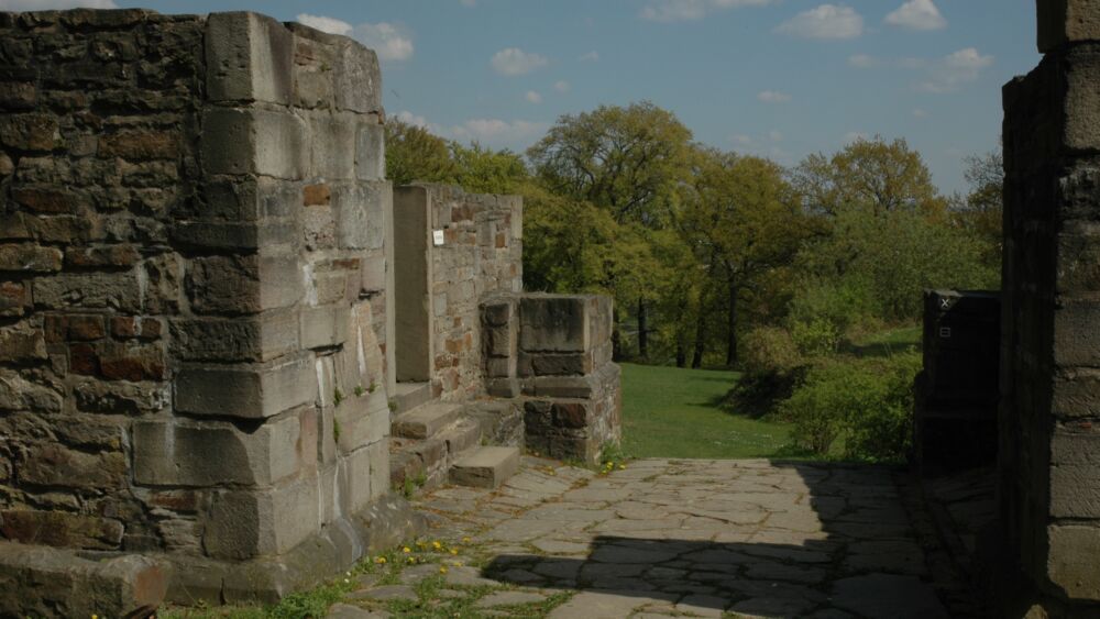 Das Foto aus der Isenburg bei Hattingen ziegt Reste des Torwachen-Baus in der Oberburg und die Torhalle, der Blick geht in Richtung der Unterburg.