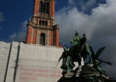 Düsseldorf, Wilhelminische Bronzen, an der Johanneskirche: "Solange Machtpolitik unsere Lebens(t)räume zerstört, bin ich Feministin."