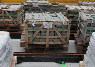 Das Foto zeigt holzummantelte Flastersteinpakete für die sanierte Augustabrücke in Dresden, fotografiert im Oktober 2021