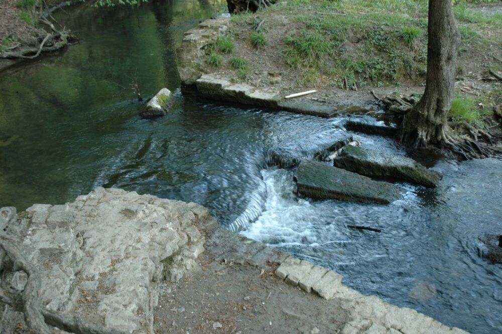 Das Foto zeigt 2 große Steinblöcke - Ewate einer ehemaligen Stauschleuse