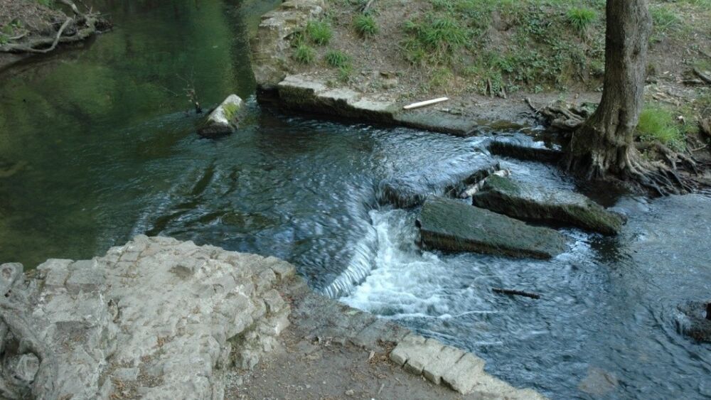 Zu sehen sind Steinblöcke in der Düssel - die Reste einer inzwischen zerstörten Stauschleuse