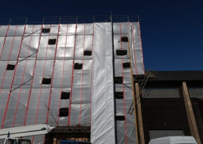 Die Salzfabrik auf Zollverein in Essen, mit silbrig glänzender Plane verkleidet vor dunkelblauem Himmel im Sept. 2018