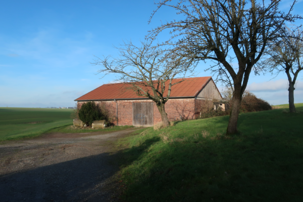 Das Foto aus dem Jahr 2025 zeigt die vollständig aufgebaute Scheune von der Seite.