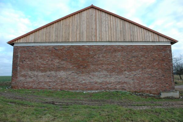 Wiederaufgebaute Scheune von Obenmetzkes nach Sturmschaden durch Kyrill modernisiert, aber immerhin wurden die alten Ziegel zur Verkleidung verwendet.