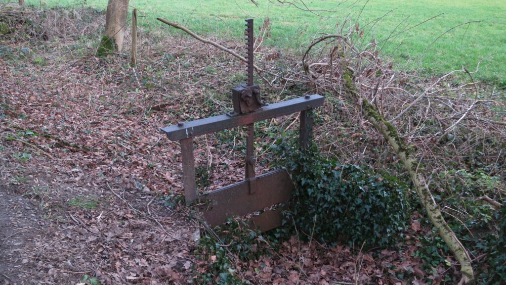 Das Foto zeigt eine Stauschleuse aus Eisen an einem heute kein Wasser mehr führenden Graben in Schöller (bei Wuppertal)