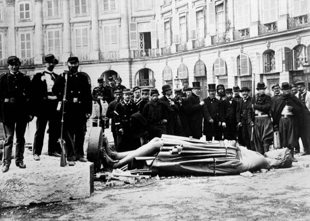Nach dem Sturz der 1810 vollendeten Siegessäule auf dem Vendóme-Platz in Paris. Am 16. Mai 1871 liegt schließlich Napoleon I. am Boden – in der Pose eines römischen Imperators.